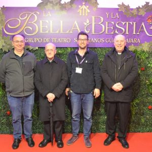 El obispo y religiosos de CONFER visitan el musical
